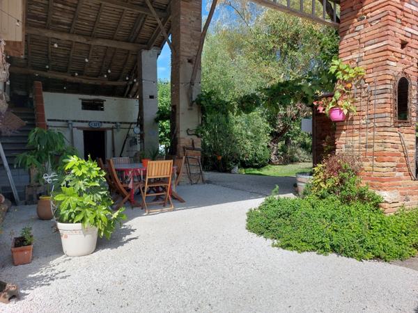 Maison à vendre 7 pièces MONTAUBAN (82) avec chambres d'hôtes, piscine, jardin et dépendance.