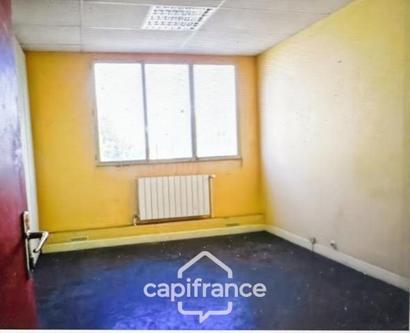 Local industriel et bureau à vendre FRESSENNEVILLE (80)