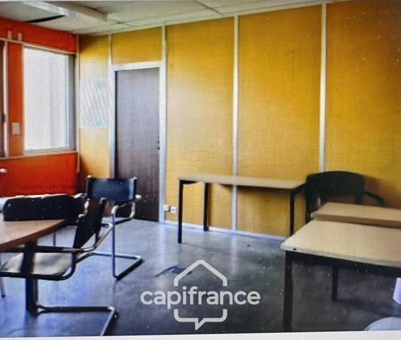 Local industriel et bureau à vendre FRESSENNEVILLE (80)