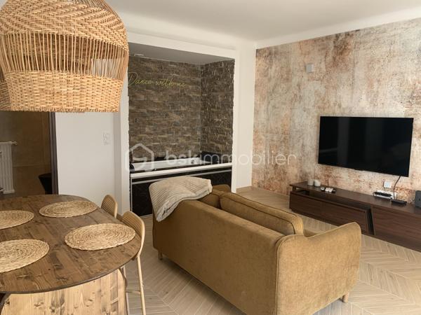 Situé dans le très recherché quartier de la Basse Californie, à seulement quelques minutes à pied du Martinez et des plages de la Croisette , découvrez ce magnifique appartement 2 pièces d'environ 42 m², entièrement rénové fin 2025 avec des matériaux de qualité.

Ce bien situé au 4ème étage avec ascenseur offre un cadre de vie confortable et élégant.
L’appartement se compose d' :
Une entrée avec cuisine entièrement équipée
Un séjour lumineux avec jacuzzi 
Une chambre avec rangements
Une salle d’eau moderne avec douche et WC
Vous profiterez également d’une agréable terrasse ensoleillée toute la journée, idéale pour savourer le climat cannois.
Prestations :
Climatisation
Double vitrage
Chauffage collectif gaz
Ascenseur
Cave en sous-sol incluse

Charges : 100€ par mois Taxe Foncière: 773€ par an

Atout investissement : la location courte durée type Airbnb est autorisée par la copropriété et un système d’arrivée autonome est déjà en place. Un bien clé en main offrant une excellente rentabilité locative ou un parfait pied-à-terre à Cannes.

Contactez moi pour avoir une vidéo ou organiser une visite!


-----------------------------------------------------------------------------------------------------------------------------------------------------------

Located in the highly sought-after Basse Californie district, just a few minutes’ walk from the Martinez Hotel and the beaches of La Croisette, discover this magnificent one-bedroom apartment of approximately 42 sqm, fully renovated at the end of 2025 with high-quality materials.

Situated on the 4th floor with elevator access, this property offers a comfortable and elegant living environment.

The apartment comprises:
An entrance with a fully equipped kitchen
A bright living room with a jacuzzi
A bedroom with built-in storage
A modern shower room with shower and toilet
You will also enjoy a pleasant sunny terrace throughout the day, perfect for making the most of the Cannes lifestyle and climate.
Features:
Air conditioning
Double glazing
Collective gas heating
Elevator
Cellar/storage room included in the basement
Charges: €100 per month
Property tax: €773 per year
Investment opportunity: short-term rentals such as Airbnb are authorized by the condominium, and a self check-in system is already in place. A turnkey property offering excellent rental profitability or the perfect pied-à-terre in Cannes.
Contact me to receive a video or to arrange a viewing!