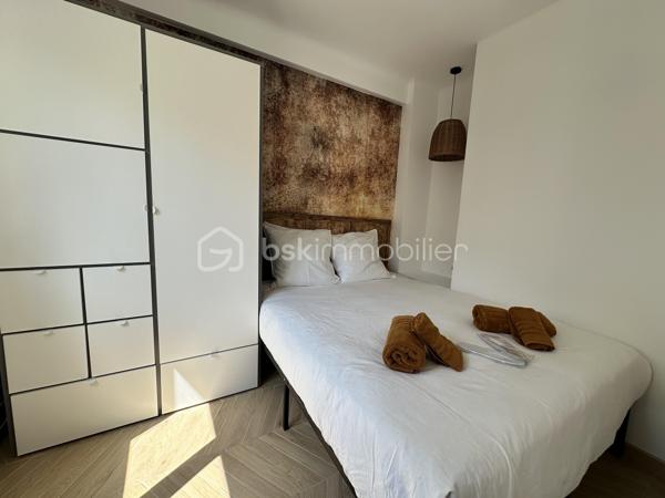 Situé dans le très recherché quartier de la Basse Californie, à seulement quelques minutes à pied du Martinez et des plages de la Croisette , découvrez ce magnifique appartement 2 pièces d'environ 42 m², entièrement rénové fin 2025 avec des matériaux de qualité.

Ce bien situé au 4ème étage avec ascenseur offre un cadre de vie confortable et élégant.
L’appartement se compose d' :
Une entrée avec cuisine entièrement équipée
Un séjour lumineux avec jacuzzi 
Une chambre avec rangements
Une salle d’eau moderne avec douche et WC
Vous profiterez également d’une agréable terrasse ensoleillée toute la journée, idéale pour savourer le climat cannois.
Prestations :
Climatisation
Double vitrage
Chauffage collectif gaz
Ascenseur
Cave en sous-sol incluse

Charges : 100€ par mois Taxe Foncière: 773€ par an

Atout investissement : la location courte durée type Airbnb est autorisée par la copropriété et un système d’arrivée autonome est déjà en place. Un bien clé en main offrant une excellente rentabilité locative ou un parfait pied-à-terre à Cannes.

Contactez moi pour avoir une vidéo ou organiser une visite!


-----------------------------------------------------------------------------------------------------------------------------------------------------------

Located in the highly sought-after Basse Californie district, just a few minutes’ walk from the Martinez Hotel and the beaches of La Croisette, discover this magnificent one-bedroom apartment of approximately 42 sqm, fully renovated at the end of 2025 with high-quality materials.

Situated on the 4th floor with elevator access, this property offers a comfortable and elegant living environment.

The apartment comprises:
An entrance with a fully equipped kitchen
A bright living room with a jacuzzi
A bedroom with built-in storage
A modern shower room with shower and toilet
You will also enjoy a pleasant sunny terrace throughout the day, perfect for making the most of the Cannes lifestyle and climate.
Features:
Air conditioning
Double glazing
Collective gas heating
Elevator
Cellar/storage room included in the basement
Charges: €100 per month
Property tax: €773 per year
Investment opportunity: short-term rentals such as Airbnb are authorized by the condominium, and a self check-in system is already in place. A turnkey property offering excellent rental profitability or the perfect pied-à-terre in Cannes.
Contact me to receive a video or to arrange a viewing!