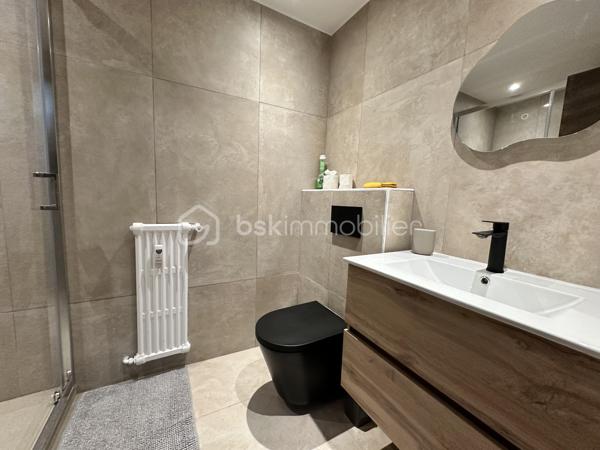 Situé dans le très recherché quartier de la Basse Californie, à seulement quelques minutes à pied du Martinez et des plages de la Croisette , découvrez ce magnifique appartement 2 pièces d'environ 42 m², entièrement rénové fin 2025 avec des matériaux de qualité.

Ce bien situé au 4ème étage avec ascenseur offre un cadre de vie confortable et élégant.
L’appartement se compose d' :
Une entrée avec cuisine entièrement équipée
Un séjour lumineux avec jacuzzi 
Une chambre avec rangements
Une salle d’eau moderne avec douche et WC
Vous profiterez également d’une agréable terrasse ensoleillée toute la journée, idéale pour savourer le climat cannois.
Prestations :
Climatisation
Double vitrage
Chauffage collectif gaz
Ascenseur
Cave en sous-sol incluse

Charges : 100€ par mois Taxe Foncière: 773€ par an

Atout investissement : la location courte durée type Airbnb est autorisée par la copropriété et un système d’arrivée autonome est déjà en place. Un bien clé en main offrant une excellente rentabilité locative ou un parfait pied-à-terre à Cannes.

Contactez moi pour avoir une vidéo ou organiser une visite!


-----------------------------------------------------------------------------------------------------------------------------------------------------------

Located in the highly sought-after Basse Californie district, just a few minutes’ walk from the Martinez Hotel and the beaches of La Croisette, discover this magnificent one-bedroom apartment of approximately 42 sqm, fully renovated at the end of 2025 with high-quality materials.

Situated on the 4th floor with elevator access, this property offers a comfortable and elegant living environment.

The apartment comprises:
An entrance with a fully equipped kitchen
A bright living room with a jacuzzi
A bedroom with built-in storage
A modern shower room with shower and toilet
You will also enjoy a pleasant sunny terrace throughout the day, perfect for making the most of the Cannes lifestyle and climate.
Features:
Air conditioning
Double glazing
Collective gas heating
Elevator
Cellar/storage room included in the basement
Charges: €100 per month
Property tax: €773 per year
Investment opportunity: short-term rentals such as Airbnb are authorized by the condominium, and a self check-in system is already in place. A turnkey property offering excellent rental profitability or the perfect pied-à-terre in Cannes.
Contact me to receive a video or to arrange a viewing!
