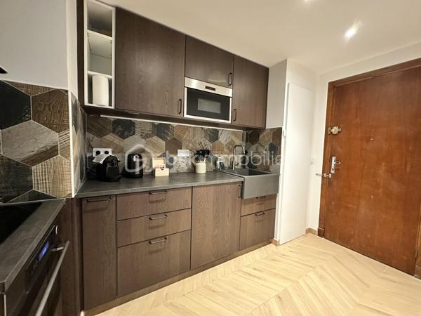Situé dans le très recherché quartier de la Basse Californie, à seulement quelques minutes à pied du Martinez et des plages de la Croisette , découvrez ce magnifique appartement 2 pièces d'environ 42 m², entièrement rénové fin 2025 avec des matériaux de qualité.

Ce bien situé au 4ème étage avec ascenseur offre un cadre de vie confortable et élégant.
L’appartement se compose d' :
Une entrée avec cuisine entièrement équipée
Un séjour lumineux avec jacuzzi 
Une chambre avec rangements
Une salle d’eau moderne avec douche et WC
Vous profiterez également d’une agréable terrasse ensoleillée toute la journée, idéale pour savourer le climat cannois.
Prestations :
Climatisation
Double vitrage
Chauffage collectif gaz
Ascenseur
Cave en sous-sol incluse

Charges : 100€ par mois Taxe Foncière: 773€ par an

Atout investissement : la location courte durée type Airbnb est autorisée par la copropriété et un système d’arrivée autonome est déjà en place. Un bien clé en main offrant une excellente rentabilité locative ou un parfait pied-à-terre à Cannes.

Contactez moi pour avoir une vidéo ou organiser une visite!


-----------------------------------------------------------------------------------------------------------------------------------------------------------

Located in the highly sought-after Basse Californie district, just a few minutes’ walk from the Martinez Hotel and the beaches of La Croisette, discover this magnificent one-bedroom apartment of approximately 42 sqm, fully renovated at the end of 2025 with high-quality materials.

Situated on the 4th floor with elevator access, this property offers a comfortable and elegant living environment.

The apartment comprises:
An entrance with a fully equipped kitchen
A bright living room with a jacuzzi
A bedroom with built-in storage
A modern shower room with shower and toilet
You will also enjoy a pleasant sunny terrace throughout the day, perfect for making the most of the Cannes lifestyle and climate.
Features:
Air conditioning
Double glazing
Collective gas heating
Elevator
Cellar/storage room included in the basement
Charges: €100 per month
Property tax: €773 per year
Investment opportunity: short-term rentals such as Airbnb are authorized by the condominium, and a self check-in system is already in place. A turnkey property offering excellent rental profitability or the perfect pied-à-terre in Cannes.
Contact me to receive a video or to arrange a viewing!