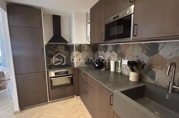 Situé dans le très recherché quartier de la Basse Californie, à seulement quelques minutes à pied du Martinez et des plages de la Croisette , découvrez ce magnifique appartement 2 pièces d'environ 42 m², entièrement rénové fin 2025 avec des matériaux de qualité.

Ce bien situé au 4ème étage avec ascenseur offre un cadre de vie confortable et élégant.
L’appartement se compose d' :
Une entrée avec cuisine entièrement équipée
Un séjour lumineux avec jacuzzi 
Une chambre avec rangements
Une salle d’eau moderne avec douche et WC
Vous profiterez également d’une agréable terrasse ensoleillée toute la journée, idéale pour savourer le climat cannois.
Prestations :
Climatisation
Double vitrage
Chauffage collectif gaz
Ascenseur
Cave en sous-sol incluse

Charges : 100€ par mois Taxe Foncière: 773€ par an

Atout investissement : la location courte durée type Airbnb est autorisée par la copropriété et un système d’arrivée autonome est déjà en place. Un bien clé en main offrant une excellente rentabilité locative ou un parfait pied-à-terre à Cannes.

Contactez moi pour avoir une vidéo ou organiser une visite!


-----------------------------------------------------------------------------------------------------------------------------------------------------------

Located in the highly sought-after Basse Californie district, just a few minutes’ walk from the Martinez Hotel and the beaches of La Croisette, discover this magnificent one-bedroom apartment of approximately 42 sqm, fully renovated at the end of 2025 with high-quality materials.

Situated on the 4th floor with elevator access, this property offers a comfortable and elegant living environment.

The apartment comprises:
An entrance with a fully equipped kitchen
A bright living room with a jacuzzi
A bedroom with built-in storage
A modern shower room with shower and toilet
You will also enjoy a pleasant sunny terrace throughout the day, perfect for making the most of the Cannes lifestyle and climate.
Features:
Air conditioning
Double glazing
Collective gas heating
Elevator
Cellar/storage room included in the basement
Charges: €100 per month
Property tax: €773 per year
Investment opportunity: short-term rentals such as Airbnb are authorized by the condominium, and a self check-in system is already in place. A turnkey property offering excellent rental profitability or the perfect pied-à-terre in Cannes.
Contact me to receive a video or to arrange a viewing!
