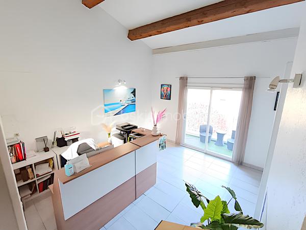 💼 INVESTISSEMENT LOCATIF – CABINET MÉDICAL / BUREAUX DE 50 m² – RENTABILITÉ BRUTE PRÉVISIONNELLE PROCHE DE 8 % – 2 PARKINGS PRIVATIFS – LA SEYNE-SUR-MER – 189 000 €

EXCLUSIVITÉ BSK IMMOBILIER

Un investissement rentable aujourd'hui, un patrimoine évolutif pour demain.

Situé dans le secteur Jean-Baptiste Ivaldi à La Seyne-sur-Mer, ce cabinet médical en duplex de plus de 50 m² constitue une opportunité rare sur le marché.

Actuellement occupé par des professionnels de santé installés depuis 2007, il offre une rentabilité brute prévisionnelle proche de 8 %, des revenus locatifs immédiats et un véritable potentiel patrimonial grâce à sa double destination (habitation ou activité professionnelle).

________________________________________
📍 EMPLACEMENT STRATÉGIQUE

Le cabinet bénéficie d'un emplacement privilégié sur un axe passant, offrant une excellente visibilité. La présence d'une pharmacie en rez-de-chaussée génère un flux régulier de clientèle et renforce la pertinence de son implantation pour une activité médicale ou toute profession libérale.

________________________________________
🏥 LE BIEN

Situé au premier étage d'une copropriété de seulement 5 lots, ce cabinet en duplex développe environ 50,20 m² parfaitement agencés.

Niveau principal :

• Accueil / salle d'attente climatisée (19,67 m²)

• Bureau principal climatisé (13,42 m²)

• WC indépendant

• Rangements

• Balcon exposé Est (5,75 m²)



À l'étage :

• Second bureau de consultation (12,33 m²)

La distribution actuelle permet une exploitation immédiate sans réaménagement.

________________________________________
📊 DONNÉES INVESTISSEUR

✔ Rentabilité brute prévisionnelle : environ 7,9 %

✔ Loyer projeté : 1 250 € / mois TTC hors charges (non soumis à TVA)

✔ Revenus locatifs annuels projetés : 15 000 €

✔ Locataires en place depuis 2007

✔ Bail en cours jusqu'en décembre 2026

✔ Revenus locatifs immédiats dès l'acquisition.

________________________________________
🏥 UNE ACTIVITÉ PÉRENNE

Le cabinet est occupé par des professionnels de santé bénéficiant :

✔ d'une patientèle fidèle de plus de 3 500 patients

✔ d'une implantation historique depuis près de vingt ans

✔ d'une activité stable et parfaitement adaptée à son environnement.

Un profil locataire particulièrement rassurant pour tout investisseur.

________________________________________
✨ LES ATOUTS

✔ Deux places de stationnement privatives sécurisées par barrière automatique.

✔ Local en excellent état.

✔ Climatisations récentes (2022 et 2025).

✔ Double vitrage intégral.

✔ Balcon.

✔ Petite copropriété.

✔ Aucun gros travaux à prévoir.

________________________________________
⭐ UN PATRIMOINE QUI ÉVOLUE AVEC VOS PROJETS

Au-delà de son exploitation actuelle, ce bien bénéficie d'une double destination, autorisant aussi bien un usage professionnel qu'un usage d'habitation.

À l'issue du bail, il pourra ainsi continuer à accueillir une activité libérale, être reloué à des professionnels ou être transformé en appartement selon le projet de son futur propriétaire.

Une flexibilité rare qui constitue un véritable atout patrimonial.

________________________________________
⚖️ INFORMATIONS COMPLÉMENTAIRES

Taxe foncière : 1 163 € / an

Charges de copropriété : 112 € / mois (eau comprise)

DPE : D (215)

GES : B (8)

Bien raccordé au tout-à-l'égout.

________________________________________
💰 PRIX

189 000 € Honoraires d'agence inclus

________________________________________
📞 CONTACT

Kévin LEXA

📱 06 50 74 25 70

Disponible 7J/7

(Réf. 340 098)

📸 Parcourez les photos, le plan 2D et la visite virtuelle pour découvrir l'agencement de ce bien et apprécier tout son potentiel d'exploitation.