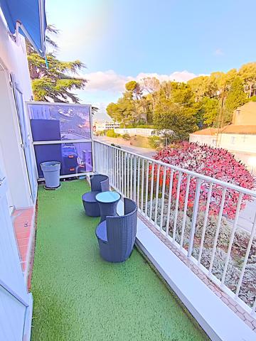 💼 INVESTISSEMENT LOCATIF – CABINET MÉDICAL / BUREAUX DE 50 m² – RENTABILITÉ BRUTE PRÉVISIONNELLE PROCHE DE 8 % – 2 PARKINGS PRIVATIFS – LA SEYNE-SUR-MER – 189 000 €

EXCLUSIVITÉ BSK IMMOBILIER

Un investissement rentable aujourd'hui, un patrimoine évolutif pour demain.

Situé dans le secteur Jean-Baptiste Ivaldi à La Seyne-sur-Mer, ce cabinet médical en duplex de plus de 50 m² constitue une opportunité rare sur le marché.

Actuellement occupé par des professionnels de santé installés depuis 2007, il offre une rentabilité brute prévisionnelle proche de 8 %, des revenus locatifs immédiats et un véritable potentiel patrimonial grâce à sa double destination (habitation ou activité professionnelle).

________________________________________
📍 EMPLACEMENT STRATÉGIQUE

Le cabinet bénéficie d'un emplacement privilégié sur un axe passant, offrant une excellente visibilité. La présence d'une pharmacie en rez-de-chaussée génère un flux régulier de clientèle et renforce la pertinence de son implantation pour une activité médicale ou toute profession libérale.

________________________________________
🏥 LE BIEN

Situé au premier étage d'une copropriété de seulement 5 lots, ce cabinet en duplex développe environ 50,20 m² parfaitement agencés.

Niveau principal :

• Accueil / salle d'attente climatisée (19,67 m²)

• Bureau principal climatisé (13,42 m²)

• WC indépendant

• Rangements

• Balcon exposé Est (5,75 m²)



À l'étage :

• Second bureau de consultation (12,33 m²)

La distribution actuelle permet une exploitation immédiate sans réaménagement.

________________________________________
📊 DONNÉES INVESTISSEUR

✔ Rentabilité brute prévisionnelle : environ 7,9 %

✔ Loyer projeté : 1 250 € / mois TTC hors charges (non soumis à TVA)

✔ Revenus locatifs annuels projetés : 15 000 €

✔ Locataires en place depuis 2007

✔ Bail en cours jusqu'en décembre 2026

✔ Revenus locatifs immédiats dès l'acquisition.

________________________________________
🏥 UNE ACTIVITÉ PÉRENNE

Le cabinet est occupé par des professionnels de santé bénéficiant :

✔ d'une patientèle fidèle de plus de 3 500 patients

✔ d'une implantation historique depuis près de vingt ans

✔ d'une activité stable et parfaitement adaptée à son environnement.

Un profil locataire particulièrement rassurant pour tout investisseur.

________________________________________
✨ LES ATOUTS

✔ Deux places de stationnement privatives sécurisées par barrière automatique.

✔ Local en excellent état.

✔ Climatisations récentes (2022 et 2025).

✔ Double vitrage intégral.

✔ Balcon.

✔ Petite copropriété.

✔ Aucun gros travaux à prévoir.

________________________________________
⭐ UN PATRIMOINE QUI ÉVOLUE AVEC VOS PROJETS

Au-delà de son exploitation actuelle, ce bien bénéficie d'une double destination, autorisant aussi bien un usage professionnel qu'un usage d'habitation.

À l'issue du bail, il pourra ainsi continuer à accueillir une activité libérale, être reloué à des professionnels ou être transformé en appartement selon le projet de son futur propriétaire.

Une flexibilité rare qui constitue un véritable atout patrimonial.

________________________________________
⚖️ INFORMATIONS COMPLÉMENTAIRES

Taxe foncière : 1 163 € / an

Charges de copropriété : 112 € / mois (eau comprise)

DPE : D (215)

GES : B (8)

Bien raccordé au tout-à-l'égout.

________________________________________
💰 PRIX

189 000 € Honoraires d'agence inclus

________________________________________
📞 CONTACT

Kévin LEXA

📱 06 50 74 25 70

Disponible 7J/7

(Réf. 340 098)

📸 Parcourez les photos, le plan 2D et la visite virtuelle pour découvrir l'agencement de ce bien et apprécier tout son potentiel d'exploitation.