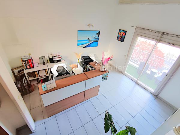 💼 INVESTISSEMENT LOCATIF – CABINET MÉDICAL / BUREAUX DE 50 m² – RENTABILITÉ BRUTE PRÉVISIONNELLE PROCHE DE 8 % – 2 PARKINGS PRIVATIFS – LA SEYNE-SUR-MER – 189 000 €

EXCLUSIVITÉ BSK IMMOBILIER

Un investissement rentable aujourd'hui, un patrimoine évolutif pour demain.

Situé dans le secteur Jean-Baptiste Ivaldi à La Seyne-sur-Mer, ce cabinet médical en duplex de plus de 50 m² constitue une opportunité rare sur le marché.

Actuellement occupé par des professionnels de santé installés depuis 2007, il offre une rentabilité brute prévisionnelle proche de 8 %, des revenus locatifs immédiats et un véritable potentiel patrimonial grâce à sa double destination (habitation ou activité professionnelle).

________________________________________
📍 EMPLACEMENT STRATÉGIQUE

Le cabinet bénéficie d'un emplacement privilégié sur un axe passant, offrant une excellente visibilité. La présence d'une pharmacie en rez-de-chaussée génère un flux régulier de clientèle et renforce la pertinence de son implantation pour une activité médicale ou toute profession libérale.

________________________________________
🏥 LE BIEN

Situé au premier étage d'une copropriété de seulement 5 lots, ce cabinet en duplex développe environ 50,20 m² parfaitement agencés.

Niveau principal :

• Accueil / salle d'attente climatisée (19,67 m²)

• Bureau principal climatisé (13,42 m²)

• WC indépendant

• Rangements

• Balcon exposé Est (5,75 m²)



À l'étage :

• Second bureau de consultation (12,33 m²)

La distribution actuelle permet une exploitation immédiate sans réaménagement.

________________________________________
📊 DONNÉES INVESTISSEUR

✔ Rentabilité brute prévisionnelle : environ 7,9 %

✔ Loyer projeté : 1 250 € / mois TTC hors charges (non soumis à TVA)

✔ Revenus locatifs annuels projetés : 15 000 €

✔ Locataires en place depuis 2007

✔ Bail en cours jusqu'en décembre 2026

✔ Revenus locatifs immédiats dès l'acquisition.

________________________________________
🏥 UNE ACTIVITÉ PÉRENNE

Le cabinet est occupé par des professionnels de santé bénéficiant :

✔ d'une patientèle fidèle de plus de 3 500 patients

✔ d'une implantation historique depuis près de vingt ans

✔ d'une activité stable et parfaitement adaptée à son environnement.

Un profil locataire particulièrement rassurant pour tout investisseur.

________________________________________
✨ LES ATOUTS

✔ Deux places de stationnement privatives sécurisées par barrière automatique.

✔ Local en excellent état.

✔ Climatisations récentes (2022 et 2025).

✔ Double vitrage intégral.

✔ Balcon.

✔ Petite copropriété.

✔ Aucun gros travaux à prévoir.

________________________________________
⭐ UN PATRIMOINE QUI ÉVOLUE AVEC VOS PROJETS

Au-delà de son exploitation actuelle, ce bien bénéficie d'une double destination, autorisant aussi bien un usage professionnel qu'un usage d'habitation.

À l'issue du bail, il pourra ainsi continuer à accueillir une activité libérale, être reloué à des professionnels ou être transformé en appartement selon le projet de son futur propriétaire.

Une flexibilité rare qui constitue un véritable atout patrimonial.

________________________________________
⚖️ INFORMATIONS COMPLÉMENTAIRES

Taxe foncière : 1 163 € / an

Charges de copropriété : 112 € / mois (eau comprise)

DPE : D (215)

GES : B (8)

Bien raccordé au tout-à-l'égout.

________________________________________
💰 PRIX

189 000 € Honoraires d'agence inclus

________________________________________
📞 CONTACT

Kévin LEXA

📱 06 50 74 25 70

Disponible 7J/7

(Réf. 340 098)

📸 Parcourez les photos, le plan 2D et la visite virtuelle pour découvrir l'agencement de ce bien et apprécier tout son potentiel d'exploitation.