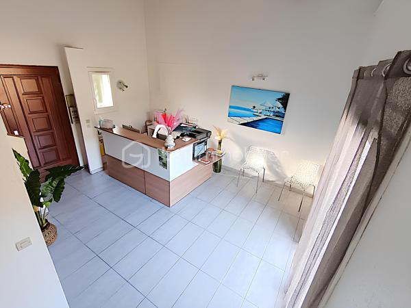 💼 INVESTISSEMENT LOCATIF – CABINET MÉDICAL / BUREAUX DE 50 m² – RENTABILITÉ BRUTE PRÉVISIONNELLE PROCHE DE 8 % – 2 PARKINGS PRIVATIFS – LA SEYNE-SUR-MER – 189 000 €

EXCLUSIVITÉ BSK IMMOBILIER

Un investissement rentable aujourd'hui, un patrimoine évolutif pour demain.

Situé dans le secteur Jean-Baptiste Ivaldi à La Seyne-sur-Mer, ce cabinet médical en duplex de plus de 50 m² constitue une opportunité rare sur le marché.

Actuellement occupé par des professionnels de santé installés depuis 2007, il offre une rentabilité brute prévisionnelle proche de 8 %, des revenus locatifs immédiats et un véritable potentiel patrimonial grâce à sa double destination (habitation ou activité professionnelle).

________________________________________
📍 EMPLACEMENT STRATÉGIQUE

Le cabinet bénéficie d'un emplacement privilégié sur un axe passant, offrant une excellente visibilité. La présence d'une pharmacie en rez-de-chaussée génère un flux régulier de clientèle et renforce la pertinence de son implantation pour une activité médicale ou toute profession libérale.

________________________________________
🏥 LE BIEN

Situé au premier étage d'une copropriété de seulement 5 lots, ce cabinet en duplex développe environ 50,20 m² parfaitement agencés.

Niveau principal :

• Accueil / salle d'attente climatisée (19,67 m²)

• Bureau principal climatisé (13,42 m²)

• WC indépendant

• Rangements

• Balcon exposé Est (5,75 m²)



À l'étage :

• Second bureau de consultation (12,33 m²)

La distribution actuelle permet une exploitation immédiate sans réaménagement.

________________________________________
📊 DONNÉES INVESTISSEUR

✔ Rentabilité brute prévisionnelle : environ 7,9 %

✔ Loyer projeté : 1 250 € / mois TTC hors charges (non soumis à TVA)

✔ Revenus locatifs annuels projetés : 15 000 €

✔ Locataires en place depuis 2007

✔ Bail en cours jusqu'en décembre 2026

✔ Revenus locatifs immédiats dès l'acquisition.

________________________________________
🏥 UNE ACTIVITÉ PÉRENNE

Le cabinet est occupé par des professionnels de santé bénéficiant :

✔ d'une patientèle fidèle de plus de 3 500 patients

✔ d'une implantation historique depuis près de vingt ans

✔ d'une activité stable et parfaitement adaptée à son environnement.

Un profil locataire particulièrement rassurant pour tout investisseur.

________________________________________
✨ LES ATOUTS

✔ Deux places de stationnement privatives sécurisées par barrière automatique.

✔ Local en excellent état.

✔ Climatisations récentes (2022 et 2025).

✔ Double vitrage intégral.

✔ Balcon.

✔ Petite copropriété.

✔ Aucun gros travaux à prévoir.

________________________________________
⭐ UN PATRIMOINE QUI ÉVOLUE AVEC VOS PROJETS

Au-delà de son exploitation actuelle, ce bien bénéficie d'une double destination, autorisant aussi bien un usage professionnel qu'un usage d'habitation.

À l'issue du bail, il pourra ainsi continuer à accueillir une activité libérale, être reloué à des professionnels ou être transformé en appartement selon le projet de son futur propriétaire.

Une flexibilité rare qui constitue un véritable atout patrimonial.

________________________________________
⚖️ INFORMATIONS COMPLÉMENTAIRES

Taxe foncière : 1 163 € / an

Charges de copropriété : 112 € / mois (eau comprise)

DPE : D (215)

GES : B (8)

Bien raccordé au tout-à-l'égout.

________________________________________
💰 PRIX

189 000 € Honoraires d'agence inclus

________________________________________
📞 CONTACT

Kévin LEXA

📱 06 50 74 25 70

Disponible 7J/7

(Réf. 340 098)

📸 Parcourez les photos, le plan 2D et la visite virtuelle pour découvrir l'agencement de ce bien et apprécier tout son potentiel d'exploitation.