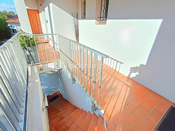 💼 INVESTISSEMENT LOCATIF – CABINET MÉDICAL / BUREAUX DE 50 m² – RENTABILITÉ BRUTE PRÉVISIONNELLE PROCHE DE 8 % – 2 PARKINGS PRIVATIFS – LA SEYNE-SUR-MER – 189 000 €

EXCLUSIVITÉ BSK IMMOBILIER

Un investissement rentable aujourd'hui, un patrimoine évolutif pour demain.

Situé dans le secteur Jean-Baptiste Ivaldi à La Seyne-sur-Mer, ce cabinet médical en duplex de plus de 50 m² constitue une opportunité rare sur le marché.

Actuellement occupé par des professionnels de santé installés depuis 2007, il offre une rentabilité brute prévisionnelle proche de 8 %, des revenus locatifs immédiats et un véritable potentiel patrimonial grâce à sa double destination (habitation ou activité professionnelle).

________________________________________
📍 EMPLACEMENT STRATÉGIQUE

Le cabinet bénéficie d'un emplacement privilégié sur un axe passant, offrant une excellente visibilité. La présence d'une pharmacie en rez-de-chaussée génère un flux régulier de clientèle et renforce la pertinence de son implantation pour une activité médicale ou toute profession libérale.

________________________________________
🏥 LE BIEN

Situé au premier étage d'une copropriété de seulement 5 lots, ce cabinet en duplex développe environ 50,20 m² parfaitement agencés.

Niveau principal :

• Accueil / salle d'attente climatisée (19,67 m²)

• Bureau principal climatisé (13,42 m²)

• WC indépendant

• Rangements

• Balcon exposé Est (5,75 m²)



À l'étage :

• Second bureau de consultation (12,33 m²)

La distribution actuelle permet une exploitation immédiate sans réaménagement.

________________________________________
📊 DONNÉES INVESTISSEUR

✔ Rentabilité brute prévisionnelle : environ 7,9 %

✔ Loyer projeté : 1 250 € / mois TTC hors charges (non soumis à TVA)

✔ Revenus locatifs annuels projetés : 15 000 €

✔ Locataires en place depuis 2007

✔ Bail en cours jusqu'en décembre 2026

✔ Revenus locatifs immédiats dès l'acquisition.

________________________________________
🏥 UNE ACTIVITÉ PÉRENNE

Le cabinet est occupé par des professionnels de santé bénéficiant :

✔ d'une patientèle fidèle de plus de 3 500 patients

✔ d'une implantation historique depuis près de vingt ans

✔ d'une activité stable et parfaitement adaptée à son environnement.

Un profil locataire particulièrement rassurant pour tout investisseur.

________________________________________
✨ LES ATOUTS

✔ Deux places de stationnement privatives sécurisées par barrière automatique.

✔ Local en excellent état.

✔ Climatisations récentes (2022 et 2025).

✔ Double vitrage intégral.

✔ Balcon.

✔ Petite copropriété.

✔ Aucun gros travaux à prévoir.

________________________________________
⭐ UN PATRIMOINE QUI ÉVOLUE AVEC VOS PROJETS

Au-delà de son exploitation actuelle, ce bien bénéficie d'une double destination, autorisant aussi bien un usage professionnel qu'un usage d'habitation.

À l'issue du bail, il pourra ainsi continuer à accueillir une activité libérale, être reloué à des professionnels ou être transformé en appartement selon le projet de son futur propriétaire.

Une flexibilité rare qui constitue un véritable atout patrimonial.

________________________________________
⚖️ INFORMATIONS COMPLÉMENTAIRES

Taxe foncière : 1 163 € / an

Charges de copropriété : 112 € / mois (eau comprise)

DPE : D (215)

GES : B (8)

Bien raccordé au tout-à-l'égout.

________________________________________
💰 PRIX

189 000 € Honoraires d'agence inclus

________________________________________
📞 CONTACT

Kévin LEXA

📱 06 50 74 25 70

Disponible 7J/7

(Réf. 340 098)

📸 Parcourez les photos, le plan 2D et la visite virtuelle pour découvrir l'agencement de ce bien et apprécier tout son potentiel d'exploitation.
