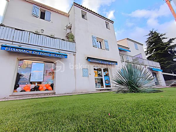 💼 INVESTISSEMENT LOCATIF – CABINET MÉDICAL / BUREAUX DE 50 m² – RENTABILITÉ BRUTE PRÉVISIONNELLE PROCHE DE 8 % – 2 PARKINGS PRIVATIFS – LA SEYNE-SUR-MER – 189 000 €

EXCLUSIVITÉ BSK IMMOBILIER

Un investissement rentable aujourd'hui, un patrimoine évolutif pour demain.

Situé dans le secteur Jean-Baptiste Ivaldi à La Seyne-sur-Mer, ce cabinet médical en duplex de plus de 50 m² constitue une opportunité rare sur le marché.

Actuellement occupé par des professionnels de santé installés depuis 2007, il offre une rentabilité brute prévisionnelle proche de 8 %, des revenus locatifs immédiats et un véritable potentiel patrimonial grâce à sa double destination (habitation ou activité professionnelle).

________________________________________
📍 EMPLACEMENT STRATÉGIQUE

Le cabinet bénéficie d'un emplacement privilégié sur un axe passant, offrant une excellente visibilité. La présence d'une pharmacie en rez-de-chaussée génère un flux régulier de clientèle et renforce la pertinence de son implantation pour une activité médicale ou toute profession libérale.

________________________________________
🏥 LE BIEN

Situé au premier étage d'une copropriété de seulement 5 lots, ce cabinet en duplex développe environ 50,20 m² parfaitement agencés.

Niveau principal :

• Accueil / salle d'attente climatisée (19,67 m²)

• Bureau principal climatisé (13,42 m²)

• WC indépendant

• Rangements

• Balcon exposé Est (5,75 m²)



À l'étage :

• Second bureau de consultation (12,33 m²)

La distribution actuelle permet une exploitation immédiate sans réaménagement.

________________________________________
📊 DONNÉES INVESTISSEUR

✔ Rentabilité brute prévisionnelle : environ 7,9 %

✔ Loyer projeté : 1 250 € / mois TTC hors charges (non soumis à TVA)

✔ Revenus locatifs annuels projetés : 15 000 €

✔ Locataires en place depuis 2007

✔ Bail en cours jusqu'en décembre 2026

✔ Revenus locatifs immédiats dès l'acquisition.

________________________________________
🏥 UNE ACTIVITÉ PÉRENNE

Le cabinet est occupé par des professionnels de santé bénéficiant :

✔ d'une patientèle fidèle de plus de 3 500 patients

✔ d'une implantation historique depuis près de vingt ans

✔ d'une activité stable et parfaitement adaptée à son environnement.

Un profil locataire particulièrement rassurant pour tout investisseur.

________________________________________
✨ LES ATOUTS

✔ Deux places de stationnement privatives sécurisées par barrière automatique.

✔ Local en excellent état.

✔ Climatisations récentes (2022 et 2025).

✔ Double vitrage intégral.

✔ Balcon.

✔ Petite copropriété.

✔ Aucun gros travaux à prévoir.

________________________________________
⭐ UN PATRIMOINE QUI ÉVOLUE AVEC VOS PROJETS

Au-delà de son exploitation actuelle, ce bien bénéficie d'une double destination, autorisant aussi bien un usage professionnel qu'un usage d'habitation.

À l'issue du bail, il pourra ainsi continuer à accueillir une activité libérale, être reloué à des professionnels ou être transformé en appartement selon le projet de son futur propriétaire.

Une flexibilité rare qui constitue un véritable atout patrimonial.

________________________________________
⚖️ INFORMATIONS COMPLÉMENTAIRES

Taxe foncière : 1 163 € / an

Charges de copropriété : 112 € / mois (eau comprise)

DPE : D (215)

GES : B (8)

Bien raccordé au tout-à-l'égout.

________________________________________
💰 PRIX

189 000 € Honoraires d'agence inclus

________________________________________
📞 CONTACT

Kévin LEXA

📱 06 50 74 25 70

Disponible 7J/7

(Réf. 340 098)

📸 Parcourez les photos, le plan 2D et la visite virtuelle pour découvrir l'agencement de ce bien et apprécier tout son potentiel d'exploitation.