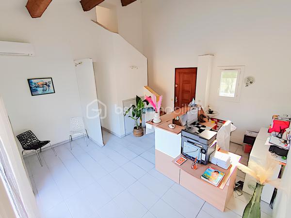 💼 INVESTISSEMENT LOCATIF – CABINET MÉDICAL / BUREAUX DE 50 m² – RENTABILITÉ BRUTE PRÉVISIONNELLE PROCHE DE 8 % – 2 PARKINGS PRIVATIFS – LA SEYNE-SUR-MER – 189 000 €

EXCLUSIVITÉ BSK IMMOBILIER

Un investissement rentable aujourd'hui, un patrimoine évolutif pour demain.

Situé dans le secteur Jean-Baptiste Ivaldi à La Seyne-sur-Mer, ce cabinet médical en duplex de plus de 50 m² constitue une opportunité rare sur le marché.

Actuellement occupé par des professionnels de santé installés depuis 2007, il offre une rentabilité brute prévisionnelle proche de 8 %, des revenus locatifs immédiats et un véritable potentiel patrimonial grâce à sa double destination (habitation ou activité professionnelle).

________________________________________
📍 EMPLACEMENT STRATÉGIQUE

Le cabinet bénéficie d'un emplacement privilégié sur un axe passant, offrant une excellente visibilité. La présence d'une pharmacie en rez-de-chaussée génère un flux régulier de clientèle et renforce la pertinence de son implantation pour une activité médicale ou toute profession libérale.

________________________________________
🏥 LE BIEN

Situé au premier étage d'une copropriété de seulement 5 lots, ce cabinet en duplex développe environ 50,20 m² parfaitement agencés.

Niveau principal :

• Accueil / salle d'attente climatisée (19,67 m²)

• Bureau principal climatisé (13,42 m²)

• WC indépendant

• Rangements

• Balcon exposé Est (5,75 m²)



À l'étage :

• Second bureau de consultation (12,33 m²)

La distribution actuelle permet une exploitation immédiate sans réaménagement.

________________________________________
📊 DONNÉES INVESTISSEUR

✔ Rentabilité brute prévisionnelle : environ 7,9 %

✔ Loyer projeté : 1 250 € / mois TTC hors charges (non soumis à TVA)

✔ Revenus locatifs annuels projetés : 15 000 €

✔ Locataires en place depuis 2007

✔ Bail en cours jusqu'en décembre 2026

✔ Revenus locatifs immédiats dès l'acquisition.

________________________________________
🏥 UNE ACTIVITÉ PÉRENNE

Le cabinet est occupé par des professionnels de santé bénéficiant :

✔ d'une patientèle fidèle de plus de 3 500 patients

✔ d'une implantation historique depuis près de vingt ans

✔ d'une activité stable et parfaitement adaptée à son environnement.

Un profil locataire particulièrement rassurant pour tout investisseur.

________________________________________
✨ LES ATOUTS

✔ Deux places de stationnement privatives sécurisées par barrière automatique.

✔ Local en excellent état.

✔ Climatisations récentes (2022 et 2025).

✔ Double vitrage intégral.

✔ Balcon.

✔ Petite copropriété.

✔ Aucun gros travaux à prévoir.

________________________________________
⭐ UN PATRIMOINE QUI ÉVOLUE AVEC VOS PROJETS

Au-delà de son exploitation actuelle, ce bien bénéficie d'une double destination, autorisant aussi bien un usage professionnel qu'un usage d'habitation.

À l'issue du bail, il pourra ainsi continuer à accueillir une activité libérale, être reloué à des professionnels ou être transformé en appartement selon le projet de son futur propriétaire.

Une flexibilité rare qui constitue un véritable atout patrimonial.

________________________________________
⚖️ INFORMATIONS COMPLÉMENTAIRES

Taxe foncière : 1 163 € / an

Charges de copropriété : 112 € / mois (eau comprise)

DPE : D (215)

GES : B (8)

Bien raccordé au tout-à-l'égout.

________________________________________
💰 PRIX

189 000 € Honoraires d'agence inclus

________________________________________
📞 CONTACT

Kévin LEXA

📱 06 50 74 25 70

Disponible 7J/7

(Réf. 340 098)

📸 Parcourez les photos, le plan 2D et la visite virtuelle pour découvrir l'agencement de ce bien et apprécier tout son potentiel d'exploitation.