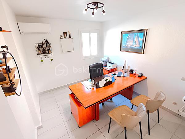 💼 INVESTISSEMENT LOCATIF – CABINET MÉDICAL / BUREAUX DE 50 m² – RENTABILITÉ BRUTE PRÉVISIONNELLE PROCHE DE 8 % – 2 PARKINGS PRIVATIFS – LA SEYNE-SUR-MER – 189 000 €

EXCLUSIVITÉ BSK IMMOBILIER

Un investissement rentable aujourd'hui, un patrimoine évolutif pour demain.

Situé dans le secteur Jean-Baptiste Ivaldi à La Seyne-sur-Mer, ce cabinet médical en duplex de plus de 50 m² constitue une opportunité rare sur le marché.

Actuellement occupé par des professionnels de santé installés depuis 2007, il offre une rentabilité brute prévisionnelle proche de 8 %, des revenus locatifs immédiats et un véritable potentiel patrimonial grâce à sa double destination (habitation ou activité professionnelle).

________________________________________
📍 EMPLACEMENT STRATÉGIQUE

Le cabinet bénéficie d'un emplacement privilégié sur un axe passant, offrant une excellente visibilité. La présence d'une pharmacie en rez-de-chaussée génère un flux régulier de clientèle et renforce la pertinence de son implantation pour une activité médicale ou toute profession libérale.

________________________________________
🏥 LE BIEN

Situé au premier étage d'une copropriété de seulement 5 lots, ce cabinet en duplex développe environ 50,20 m² parfaitement agencés.

Niveau principal :

• Accueil / salle d'attente climatisée (19,67 m²)

• Bureau principal climatisé (13,42 m²)

• WC indépendant

• Rangements

• Balcon exposé Est (5,75 m²)



À l'étage :

• Second bureau de consultation (12,33 m²)

La distribution actuelle permet une exploitation immédiate sans réaménagement.

________________________________________
📊 DONNÉES INVESTISSEUR

✔ Rentabilité brute prévisionnelle : environ 7,9 %

✔ Loyer projeté : 1 250 € / mois TTC hors charges (non soumis à TVA)

✔ Revenus locatifs annuels projetés : 15 000 €

✔ Locataires en place depuis 2007

✔ Bail en cours jusqu'en décembre 2026

✔ Revenus locatifs immédiats dès l'acquisition.

________________________________________
🏥 UNE ACTIVITÉ PÉRENNE

Le cabinet est occupé par des professionnels de santé bénéficiant :

✔ d'une patientèle fidèle de plus de 3 500 patients

✔ d'une implantation historique depuis près de vingt ans

✔ d'une activité stable et parfaitement adaptée à son environnement.

Un profil locataire particulièrement rassurant pour tout investisseur.

________________________________________
✨ LES ATOUTS

✔ Deux places de stationnement privatives sécurisées par barrière automatique.

✔ Local en excellent état.

✔ Climatisations récentes (2022 et 2025).

✔ Double vitrage intégral.

✔ Balcon.

✔ Petite copropriété.

✔ Aucun gros travaux à prévoir.

________________________________________
⭐ UN PATRIMOINE QUI ÉVOLUE AVEC VOS PROJETS

Au-delà de son exploitation actuelle, ce bien bénéficie d'une double destination, autorisant aussi bien un usage professionnel qu'un usage d'habitation.

À l'issue du bail, il pourra ainsi continuer à accueillir une activité libérale, être reloué à des professionnels ou être transformé en appartement selon le projet de son futur propriétaire.

Une flexibilité rare qui constitue un véritable atout patrimonial.

________________________________________
⚖️ INFORMATIONS COMPLÉMENTAIRES

Taxe foncière : 1 163 € / an

Charges de copropriété : 112 € / mois (eau comprise)

DPE : D (215)

GES : B (8)

Bien raccordé au tout-à-l'égout.

________________________________________
💰 PRIX

189 000 € Honoraires d'agence inclus

________________________________________
📞 CONTACT

Kévin LEXA

📱 06 50 74 25 70

Disponible 7J/7

(Réf. 340 098)

📸 Parcourez les photos, le plan 2D et la visite virtuelle pour découvrir l'agencement de ce bien et apprécier tout son potentiel d'exploitation.