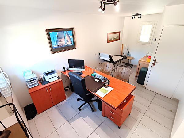 💼 INVESTISSEMENT LOCATIF – CABINET MÉDICAL / BUREAUX DE 50 m² – RENTABILITÉ BRUTE PRÉVISIONNELLE PROCHE DE 8 % – 2 PARKINGS PRIVATIFS – LA SEYNE-SUR-MER – 189 000 €

EXCLUSIVITÉ BSK IMMOBILIER

Un investissement rentable aujourd'hui, un patrimoine évolutif pour demain.

Situé dans le secteur Jean-Baptiste Ivaldi à La Seyne-sur-Mer, ce cabinet médical en duplex de plus de 50 m² constitue une opportunité rare sur le marché.

Actuellement occupé par des professionnels de santé installés depuis 2007, il offre une rentabilité brute prévisionnelle proche de 8 %, des revenus locatifs immédiats et un véritable potentiel patrimonial grâce à sa double destination (habitation ou activité professionnelle).

________________________________________
📍 EMPLACEMENT STRATÉGIQUE

Le cabinet bénéficie d'un emplacement privilégié sur un axe passant, offrant une excellente visibilité. La présence d'une pharmacie en rez-de-chaussée génère un flux régulier de clientèle et renforce la pertinence de son implantation pour une activité médicale ou toute profession libérale.

________________________________________
🏥 LE BIEN

Situé au premier étage d'une copropriété de seulement 5 lots, ce cabinet en duplex développe environ 50,20 m² parfaitement agencés.

Niveau principal :

• Accueil / salle d'attente climatisée (19,67 m²)

• Bureau principal climatisé (13,42 m²)

• WC indépendant

• Rangements

• Balcon exposé Est (5,75 m²)



À l'étage :

• Second bureau de consultation (12,33 m²)

La distribution actuelle permet une exploitation immédiate sans réaménagement.

________________________________________
📊 DONNÉES INVESTISSEUR

✔ Rentabilité brute prévisionnelle : environ 7,9 %

✔ Loyer projeté : 1 250 € / mois TTC hors charges (non soumis à TVA)

✔ Revenus locatifs annuels projetés : 15 000 €

✔ Locataires en place depuis 2007

✔ Bail en cours jusqu'en décembre 2026

✔ Revenus locatifs immédiats dès l'acquisition.

________________________________________
🏥 UNE ACTIVITÉ PÉRENNE

Le cabinet est occupé par des professionnels de santé bénéficiant :

✔ d'une patientèle fidèle de plus de 3 500 patients

✔ d'une implantation historique depuis près de vingt ans

✔ d'une activité stable et parfaitement adaptée à son environnement.

Un profil locataire particulièrement rassurant pour tout investisseur.

________________________________________
✨ LES ATOUTS

✔ Deux places de stationnement privatives sécurisées par barrière automatique.

✔ Local en excellent état.

✔ Climatisations récentes (2022 et 2025).

✔ Double vitrage intégral.

✔ Balcon.

✔ Petite copropriété.

✔ Aucun gros travaux à prévoir.

________________________________________
⭐ UN PATRIMOINE QUI ÉVOLUE AVEC VOS PROJETS

Au-delà de son exploitation actuelle, ce bien bénéficie d'une double destination, autorisant aussi bien un usage professionnel qu'un usage d'habitation.

À l'issue du bail, il pourra ainsi continuer à accueillir une activité libérale, être reloué à des professionnels ou être transformé en appartement selon le projet de son futur propriétaire.

Une flexibilité rare qui constitue un véritable atout patrimonial.

________________________________________
⚖️ INFORMATIONS COMPLÉMENTAIRES

Taxe foncière : 1 163 € / an

Charges de copropriété : 112 € / mois (eau comprise)

DPE : D (215)

GES : B (8)

Bien raccordé au tout-à-l'égout.

________________________________________
💰 PRIX

189 000 € Honoraires d'agence inclus

________________________________________
📞 CONTACT

Kévin LEXA

📱 06 50 74 25 70

Disponible 7J/7

(Réf. 340 098)

📸 Parcourez les photos, le plan 2D et la visite virtuelle pour découvrir l'agencement de ce bien et apprécier tout son potentiel d'exploitation.