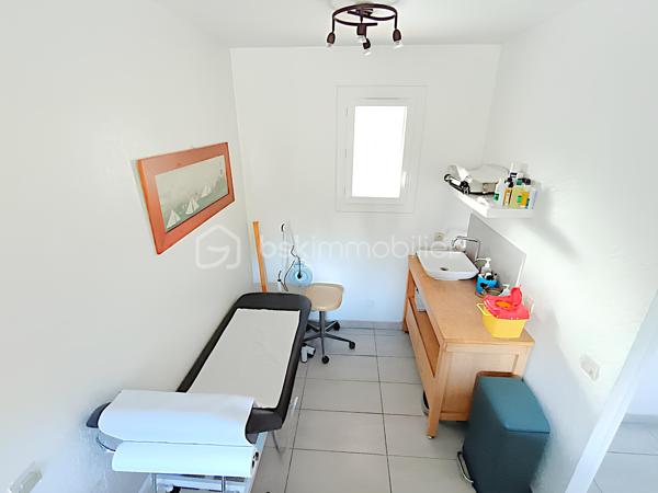 💼 INVESTISSEMENT LOCATIF – CABINET MÉDICAL / BUREAUX DE 50 m² – RENTABILITÉ BRUTE PRÉVISIONNELLE PROCHE DE 8 % – 2 PARKINGS PRIVATIFS – LA SEYNE-SUR-MER – 189 000 €

EXCLUSIVITÉ BSK IMMOBILIER

Un investissement rentable aujourd'hui, un patrimoine évolutif pour demain.

Situé dans le secteur Jean-Baptiste Ivaldi à La Seyne-sur-Mer, ce cabinet médical en duplex de plus de 50 m² constitue une opportunité rare sur le marché.

Actuellement occupé par des professionnels de santé installés depuis 2007, il offre une rentabilité brute prévisionnelle proche de 8 %, des revenus locatifs immédiats et un véritable potentiel patrimonial grâce à sa double destination (habitation ou activité professionnelle).

________________________________________
📍 EMPLACEMENT STRATÉGIQUE

Le cabinet bénéficie d'un emplacement privilégié sur un axe passant, offrant une excellente visibilité. La présence d'une pharmacie en rez-de-chaussée génère un flux régulier de clientèle et renforce la pertinence de son implantation pour une activité médicale ou toute profession libérale.

________________________________________
🏥 LE BIEN

Situé au premier étage d'une copropriété de seulement 5 lots, ce cabinet en duplex développe environ 50,20 m² parfaitement agencés.

Niveau principal :

• Accueil / salle d'attente climatisée (19,67 m²)

• Bureau principal climatisé (13,42 m²)

• WC indépendant

• Rangements

• Balcon exposé Est (5,75 m²)



À l'étage :

• Second bureau de consultation (12,33 m²)

La distribution actuelle permet une exploitation immédiate sans réaménagement.

________________________________________
📊 DONNÉES INVESTISSEUR

✔ Rentabilité brute prévisionnelle : environ 7,9 %

✔ Loyer projeté : 1 250 € / mois TTC hors charges (non soumis à TVA)

✔ Revenus locatifs annuels projetés : 15 000 €

✔ Locataires en place depuis 2007

✔ Bail en cours jusqu'en décembre 2026

✔ Revenus locatifs immédiats dès l'acquisition.

________________________________________
🏥 UNE ACTIVITÉ PÉRENNE

Le cabinet est occupé par des professionnels de santé bénéficiant :

✔ d'une patientèle fidèle de plus de 3 500 patients

✔ d'une implantation historique depuis près de vingt ans

✔ d'une activité stable et parfaitement adaptée à son environnement.

Un profil locataire particulièrement rassurant pour tout investisseur.

________________________________________
✨ LES ATOUTS

✔ Deux places de stationnement privatives sécurisées par barrière automatique.

✔ Local en excellent état.

✔ Climatisations récentes (2022 et 2025).

✔ Double vitrage intégral.

✔ Balcon.

✔ Petite copropriété.

✔ Aucun gros travaux à prévoir.

________________________________________
⭐ UN PATRIMOINE QUI ÉVOLUE AVEC VOS PROJETS

Au-delà de son exploitation actuelle, ce bien bénéficie d'une double destination, autorisant aussi bien un usage professionnel qu'un usage d'habitation.

À l'issue du bail, il pourra ainsi continuer à accueillir une activité libérale, être reloué à des professionnels ou être transformé en appartement selon le projet de son futur propriétaire.

Une flexibilité rare qui constitue un véritable atout patrimonial.

________________________________________
⚖️ INFORMATIONS COMPLÉMENTAIRES

Taxe foncière : 1 163 € / an

Charges de copropriété : 112 € / mois (eau comprise)

DPE : D (215)

GES : B (8)

Bien raccordé au tout-à-l'égout.

________________________________________
💰 PRIX

189 000 € Honoraires d'agence inclus

________________________________________
📞 CONTACT

Kévin LEXA

📱 06 50 74 25 70

Disponible 7J/7

(Réf. 340 098)

📸 Parcourez les photos, le plan 2D et la visite virtuelle pour découvrir l'agencement de ce bien et apprécier tout son potentiel d'exploitation.