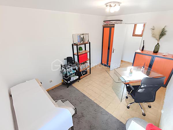 💼 INVESTISSEMENT LOCATIF – CABINET MÉDICAL / BUREAUX DE 50 m² – RENTABILITÉ BRUTE PRÉVISIONNELLE PROCHE DE 8 % – 2 PARKINGS PRIVATIFS – LA SEYNE-SUR-MER – 189 000 €

EXCLUSIVITÉ BSK IMMOBILIER

Un investissement rentable aujourd'hui, un patrimoine évolutif pour demain.

Situé dans le secteur Jean-Baptiste Ivaldi à La Seyne-sur-Mer, ce cabinet médical en duplex de plus de 50 m² constitue une opportunité rare sur le marché.

Actuellement occupé par des professionnels de santé installés depuis 2007, il offre une rentabilité brute prévisionnelle proche de 8 %, des revenus locatifs immédiats et un véritable potentiel patrimonial grâce à sa double destination (habitation ou activité professionnelle).

________________________________________
📍 EMPLACEMENT STRATÉGIQUE

Le cabinet bénéficie d'un emplacement privilégié sur un axe passant, offrant une excellente visibilité. La présence d'une pharmacie en rez-de-chaussée génère un flux régulier de clientèle et renforce la pertinence de son implantation pour une activité médicale ou toute profession libérale.

________________________________________
🏥 LE BIEN

Situé au premier étage d'une copropriété de seulement 5 lots, ce cabinet en duplex développe environ 50,20 m² parfaitement agencés.

Niveau principal :

• Accueil / salle d'attente climatisée (19,67 m²)

• Bureau principal climatisé (13,42 m²)

• WC indépendant

• Rangements

• Balcon exposé Est (5,75 m²)



À l'étage :

• Second bureau de consultation (12,33 m²)

La distribution actuelle permet une exploitation immédiate sans réaménagement.

________________________________________
📊 DONNÉES INVESTISSEUR

✔ Rentabilité brute prévisionnelle : environ 7,9 %

✔ Loyer projeté : 1 250 € / mois TTC hors charges (non soumis à TVA)

✔ Revenus locatifs annuels projetés : 15 000 €

✔ Locataires en place depuis 2007

✔ Bail en cours jusqu'en décembre 2026

✔ Revenus locatifs immédiats dès l'acquisition.

________________________________________
🏥 UNE ACTIVITÉ PÉRENNE

Le cabinet est occupé par des professionnels de santé bénéficiant :

✔ d'une patientèle fidèle de plus de 3 500 patients

✔ d'une implantation historique depuis près de vingt ans

✔ d'une activité stable et parfaitement adaptée à son environnement.

Un profil locataire particulièrement rassurant pour tout investisseur.

________________________________________
✨ LES ATOUTS

✔ Deux places de stationnement privatives sécurisées par barrière automatique.

✔ Local en excellent état.

✔ Climatisations récentes (2022 et 2025).

✔ Double vitrage intégral.

✔ Balcon.

✔ Petite copropriété.

✔ Aucun gros travaux à prévoir.

________________________________________
⭐ UN PATRIMOINE QUI ÉVOLUE AVEC VOS PROJETS

Au-delà de son exploitation actuelle, ce bien bénéficie d'une double destination, autorisant aussi bien un usage professionnel qu'un usage d'habitation.

À l'issue du bail, il pourra ainsi continuer à accueillir une activité libérale, être reloué à des professionnels ou être transformé en appartement selon le projet de son futur propriétaire.

Une flexibilité rare qui constitue un véritable atout patrimonial.

________________________________________
⚖️ INFORMATIONS COMPLÉMENTAIRES

Taxe foncière : 1 163 € / an

Charges de copropriété : 112 € / mois (eau comprise)

DPE : D (215)

GES : B (8)

Bien raccordé au tout-à-l'égout.

________________________________________
💰 PRIX

189 000 € Honoraires d'agence inclus

________________________________________
📞 CONTACT

Kévin LEXA

📱 06 50 74 25 70

Disponible 7J/7

(Réf. 340 098)

📸 Parcourez les photos, le plan 2D et la visite virtuelle pour découvrir l'agencement de ce bien et apprécier tout son potentiel d'exploitation.
