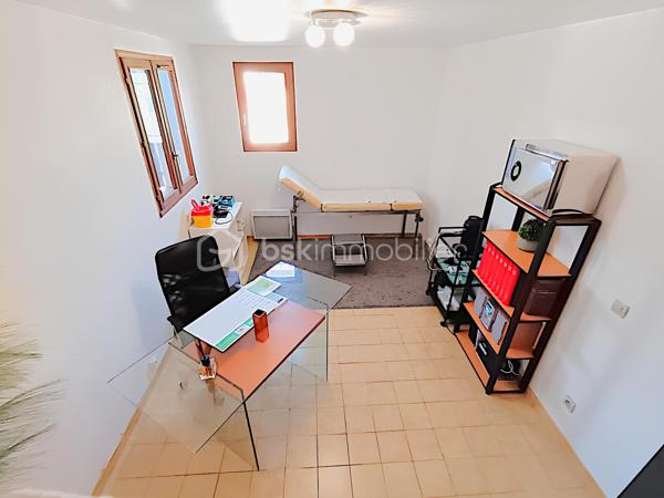💼 INVESTISSEMENT LOCATIF – CABINET MÉDICAL / BUREAUX DE 50 m² – RENTABILITÉ BRUTE PRÉVISIONNELLE PROCHE DE 8 % – 2 PARKINGS PRIVATIFS – LA SEYNE-SUR-MER – 189 000 €

EXCLUSIVITÉ BSK IMMOBILIER

Un investissement rentable aujourd'hui, un patrimoine évolutif pour demain.

Situé dans le secteur Jean-Baptiste Ivaldi à La Seyne-sur-Mer, ce cabinet médical en duplex de plus de 50 m² constitue une opportunité rare sur le marché.

Actuellement occupé par des professionnels de santé installés depuis 2007, il offre une rentabilité brute prévisionnelle proche de 8 %, des revenus locatifs immédiats et un véritable potentiel patrimonial grâce à sa double destination (habitation ou activité professionnelle).

________________________________________
📍 EMPLACEMENT STRATÉGIQUE

Le cabinet bénéficie d'un emplacement privilégié sur un axe passant, offrant une excellente visibilité. La présence d'une pharmacie en rez-de-chaussée génère un flux régulier de clientèle et renforce la pertinence de son implantation pour une activité médicale ou toute profession libérale.

________________________________________
🏥 LE BIEN

Situé au premier étage d'une copropriété de seulement 5 lots, ce cabinet en duplex développe environ 50,20 m² parfaitement agencés.

Niveau principal :

• Accueil / salle d'attente climatisée (19,67 m²)

• Bureau principal climatisé (13,42 m²)

• WC indépendant

• Rangements

• Balcon exposé Est (5,75 m²)



À l'étage :

• Second bureau de consultation (12,33 m²)

La distribution actuelle permet une exploitation immédiate sans réaménagement.

________________________________________
📊 DONNÉES INVESTISSEUR

✔ Rentabilité brute prévisionnelle : environ 7,9 %

✔ Loyer projeté : 1 250 € / mois TTC hors charges (non soumis à TVA)

✔ Revenus locatifs annuels projetés : 15 000 €

✔ Locataires en place depuis 2007

✔ Bail en cours jusqu'en décembre 2026

✔ Revenus locatifs immédiats dès l'acquisition.

________________________________________
🏥 UNE ACTIVITÉ PÉRENNE

Le cabinet est occupé par des professionnels de santé bénéficiant :

✔ d'une patientèle fidèle de plus de 3 500 patients

✔ d'une implantation historique depuis près de vingt ans

✔ d'une activité stable et parfaitement adaptée à son environnement.

Un profil locataire particulièrement rassurant pour tout investisseur.

________________________________________
✨ LES ATOUTS

✔ Deux places de stationnement privatives sécurisées par barrière automatique.

✔ Local en excellent état.

✔ Climatisations récentes (2022 et 2025).

✔ Double vitrage intégral.

✔ Balcon.

✔ Petite copropriété.

✔ Aucun gros travaux à prévoir.

________________________________________
⭐ UN PATRIMOINE QUI ÉVOLUE AVEC VOS PROJETS

Au-delà de son exploitation actuelle, ce bien bénéficie d'une double destination, autorisant aussi bien un usage professionnel qu'un usage d'habitation.

À l'issue du bail, il pourra ainsi continuer à accueillir une activité libérale, être reloué à des professionnels ou être transformé en appartement selon le projet de son futur propriétaire.

Une flexibilité rare qui constitue un véritable atout patrimonial.

________________________________________
⚖️ INFORMATIONS COMPLÉMENTAIRES

Taxe foncière : 1 163 € / an

Charges de copropriété : 112 € / mois (eau comprise)

DPE : D (215)

GES : B (8)

Bien raccordé au tout-à-l'égout.

________________________________________
💰 PRIX

189 000 € Honoraires d'agence inclus

________________________________________
📞 CONTACT

Kévin LEXA

📱 06 50 74 25 70

Disponible 7J/7

(Réf. 340 098)

📸 Parcourez les photos, le plan 2D et la visite virtuelle pour découvrir l'agencement de ce bien et apprécier tout son potentiel d'exploitation.