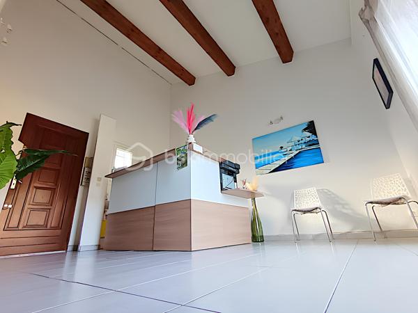 💼 INVESTISSEMENT LOCATIF – CABINET MÉDICAL / BUREAUX DE 50 m² – RENTABILITÉ BRUTE PRÉVISIONNELLE PROCHE DE 8 % – 2 PARKINGS PRIVATIFS – LA SEYNE-SUR-MER – 189 000 €

EXCLUSIVITÉ BSK IMMOBILIER

Un investissement rentable aujourd'hui, un patrimoine évolutif pour demain.

Situé dans le secteur Jean-Baptiste Ivaldi à La Seyne-sur-Mer, ce cabinet médical en duplex de plus de 50 m² constitue une opportunité rare sur le marché.

Actuellement occupé par des professionnels de santé installés depuis 2007, il offre une rentabilité brute prévisionnelle proche de 8 %, des revenus locatifs immédiats et un véritable potentiel patrimonial grâce à sa double destination (habitation ou activité professionnelle).

________________________________________
📍 EMPLACEMENT STRATÉGIQUE

Le cabinet bénéficie d'un emplacement privilégié sur un axe passant, offrant une excellente visibilité. La présence d'une pharmacie en rez-de-chaussée génère un flux régulier de clientèle et renforce la pertinence de son implantation pour une activité médicale ou toute profession libérale.

________________________________________
🏥 LE BIEN

Situé au premier étage d'une copropriété de seulement 5 lots, ce cabinet en duplex développe environ 50,20 m² parfaitement agencés.

Niveau principal :

• Accueil / salle d'attente climatisée (19,67 m²)

• Bureau principal climatisé (13,42 m²)

• WC indépendant

• Rangements

• Balcon exposé Est (5,75 m²)



À l'étage :

• Second bureau de consultation (12,33 m²)

La distribution actuelle permet une exploitation immédiate sans réaménagement.

________________________________________
📊 DONNÉES INVESTISSEUR

✔ Rentabilité brute prévisionnelle : environ 7,9 %

✔ Loyer projeté : 1 250 € / mois TTC hors charges (non soumis à TVA)

✔ Revenus locatifs annuels projetés : 15 000 €

✔ Locataires en place depuis 2007

✔ Bail en cours jusqu'en décembre 2026

✔ Revenus locatifs immédiats dès l'acquisition.

________________________________________
🏥 UNE ACTIVITÉ PÉRENNE

Le cabinet est occupé par des professionnels de santé bénéficiant :

✔ d'une patientèle fidèle de plus de 3 500 patients

✔ d'une implantation historique depuis près de vingt ans

✔ d'une activité stable et parfaitement adaptée à son environnement.

Un profil locataire particulièrement rassurant pour tout investisseur.

________________________________________
✨ LES ATOUTS

✔ Deux places de stationnement privatives sécurisées par barrière automatique.

✔ Local en excellent état.

✔ Climatisations récentes (2022 et 2025).

✔ Double vitrage intégral.

✔ Balcon.

✔ Petite copropriété.

✔ Aucun gros travaux à prévoir.

________________________________________
⭐ UN PATRIMOINE QUI ÉVOLUE AVEC VOS PROJETS

Au-delà de son exploitation actuelle, ce bien bénéficie d'une double destination, autorisant aussi bien un usage professionnel qu'un usage d'habitation.

À l'issue du bail, il pourra ainsi continuer à accueillir une activité libérale, être reloué à des professionnels ou être transformé en appartement selon le projet de son futur propriétaire.

Une flexibilité rare qui constitue un véritable atout patrimonial.

________________________________________
⚖️ INFORMATIONS COMPLÉMENTAIRES

Taxe foncière : 1 163 € / an

Charges de copropriété : 112 € / mois (eau comprise)

DPE : D (215)

GES : B (8)

Bien raccordé au tout-à-l'égout.

________________________________________
💰 PRIX

189 000 € Honoraires d'agence inclus

________________________________________
📞 CONTACT

Kévin LEXA

📱 06 50 74 25 70

Disponible 7J/7

(Réf. 340 098)

📸 Parcourez les photos, le plan 2D et la visite virtuelle pour découvrir l'agencement de ce bien et apprécier tout son potentiel d'exploitation.