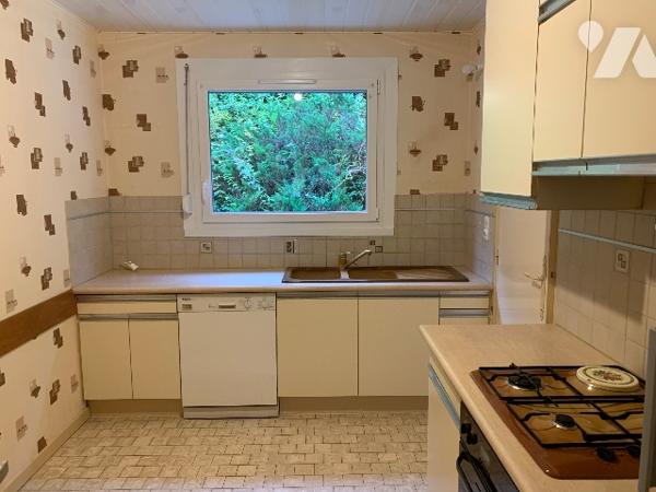 Au premier étage d'une copropriété sécurisée, ce bel appartement vous attend.