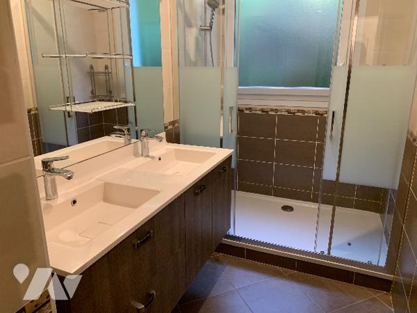 Au premier étage d'une copropriété sécurisée, ce bel appartement vous attend.