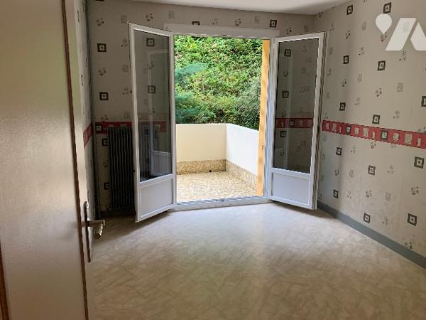 Au premier étage d'une copropriété sécurisée, ce bel appartement vous attend.