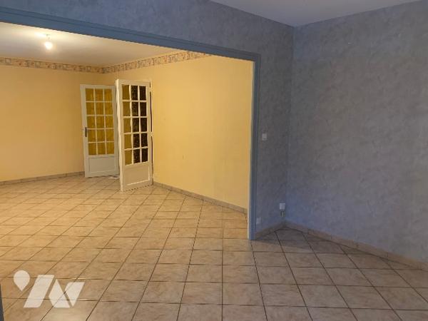 Au premier étage d'une copropriété sécurisée, ce bel appartement vous attend.