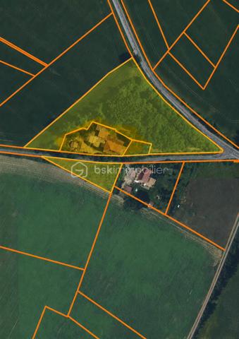 Située au calme absolu sur la commune de Monblanc, à la limite de la Haute-Garonne et du Gers, découvrez cette demeure d'exception intégralement restaurée.
Implantée au cœur d'un parc arboré de plus d'un hectare avec des arbres centenaires et offrant une vue panoramique sur les Pyrénées, cette bâtisse en briques de pays propose une qualité de vie rare, à seulement 5 minutes de toutes les commodités et 45 minutes de Toulouse.

La propriété a été pensée pour offrir une circulation fluide et une parfaite autonomie entre deux espaces distincts.

La maison principale se distingue par son architecture de caractère agencée en demi-niveaux, offrant des volumes rythmés tout en conservant le charme authentique des matériaux d'origine, comme les poutres apparentes, le parquet massif et les tommettes.
Au rez-de-jardin, vous trouverez une entrée avec rangements, une vaste cuisine de caractère indépendante et équipée avec un îlot central et une cheminée, ainsi qu'une grande salle à manger lumineuse, une salle de jeux, une buanderie, un WC et une cave.
À l'étage, trois belles chambres sont complétées par une salle de bains d'exception sous charpente avec baignoire îlot et une seconde salle d’eau avec douche italienne, ainsi qu’un WC séparé.

Modulable selon vos projets, la dépendance en duplex d'environ 100m² communique directement avec la maison par la cuisine, tout en disposant aussi de son propre accès indépendant pour préserver une totale intimité.
Au rez-de-jardin, elle offre une superbe pièce de vie baignée de lumière avec une cuisine équipée ouverte sur le salon-séjour, donnant accès à la terrasse et à la piscine par de grandes baies vitrées à galandage, ainsi qu'un WC.
À l'étage, deux suites indépendantes disposent chacune de leur propre salle d'eau et WC privatifs.
Cet ensemble est idéal pour agrandir la maison, accueillir des proches, exercer une profession libérale ou générer un revenu locatif attractif (estimé entre 15 000 € et 20 000 € par an grâce aux domaines de mariage environnants).

Les extérieurs ont été conçus pour la détente autour d'une grande piscine au sel chauffée de 11x5m, bordée d'une terrasse en bois de 200m² avec pool-house. Vous profiterez également d'un coin braséro encastré sur un lit de galets blancs avec banquettes intégrées, d'un terrain de pétanque et d'un parc sans vis-à-vis.
L'accès s'effectue par un portail coulissant motorisé contemporain desservant une grande aire de stationnement et un garage.

Ce cadre de vie est idéal au quotidien, avec une école dans le village disposant d'un ALAE et des transports scolaires vers les collèges et lycées. Tous les commerces et services sont accessibles en 5 minutes à Samatan et Lombez, où vous trouverez supermarchés, professionnels de santé, boutiques et marchés locaux.

Pour toute question ou pour organiser une visite de cette propriété rare, n'hésitez pas à me contacter dès maintenant.
