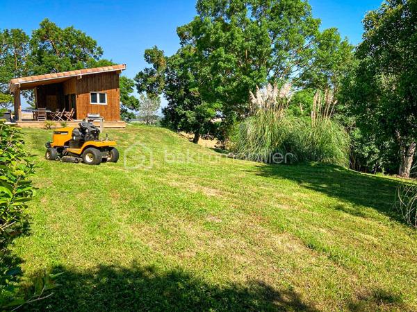 Située au calme absolu sur la commune de Monblanc, à la limite de la Haute-Garonne et du Gers, découvrez cette demeure d'exception intégralement restaurée.
Implantée au cœur d'un parc arboré de plus d'un hectare avec des arbres centenaires et offrant une vue panoramique sur les Pyrénées, cette bâtisse en briques de pays propose une qualité de vie rare, à seulement 5 minutes de toutes les commodités et 45 minutes de Toulouse.

La propriété a été pensée pour offrir une circulation fluide et une parfaite autonomie entre deux espaces distincts.

La maison principale se distingue par son architecture de caractère agencée en demi-niveaux, offrant des volumes rythmés tout en conservant le charme authentique des matériaux d'origine, comme les poutres apparentes, le parquet massif et les tommettes.
Au rez-de-jardin, vous trouverez une entrée avec rangements, une vaste cuisine de caractère indépendante et équipée avec un îlot central et une cheminée, ainsi qu'une grande salle à manger lumineuse, une salle de jeux, une buanderie, un WC et une cave.
À l'étage, trois belles chambres sont complétées par une salle de bains d'exception sous charpente avec baignoire îlot et une seconde salle d’eau avec douche italienne, ainsi qu’un WC séparé.

Modulable selon vos projets, la dépendance en duplex d'environ 100m² communique directement avec la maison par la cuisine, tout en disposant aussi de son propre accès indépendant pour préserver une totale intimité.
Au rez-de-jardin, elle offre une superbe pièce de vie baignée de lumière avec une cuisine équipée ouverte sur le salon-séjour, donnant accès à la terrasse et à la piscine par de grandes baies vitrées à galandage, ainsi qu'un WC.
À l'étage, deux suites indépendantes disposent chacune de leur propre salle d'eau et WC privatifs.
Cet ensemble est idéal pour agrandir la maison, accueillir des proches, exercer une profession libérale ou générer un revenu locatif attractif (estimé entre 15 000 € et 20 000 € par an grâce aux domaines de mariage environnants).

Les extérieurs ont été conçus pour la détente autour d'une grande piscine au sel chauffée de 11x5m, bordée d'une terrasse en bois de 200m² avec pool-house. Vous profiterez également d'un coin braséro encastré sur un lit de galets blancs avec banquettes intégrées, d'un terrain de pétanque et d'un parc sans vis-à-vis.
L'accès s'effectue par un portail coulissant motorisé contemporain desservant une grande aire de stationnement et un garage.

Ce cadre de vie est idéal au quotidien, avec une école dans le village disposant d'un ALAE et des transports scolaires vers les collèges et lycées. Tous les commerces et services sont accessibles en 5 minutes à Samatan et Lombez, où vous trouverez supermarchés, professionnels de santé, boutiques et marchés locaux.

Pour toute question ou pour organiser une visite de cette propriété rare, n'hésitez pas à me contacter dès maintenant.