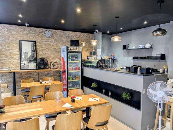À vendre, fonds de commerce de restauration rapide idéalement situé dans le 15ᵉ arrondissement de Paris, dans un secteur dynamique bénéficiant d’une clientèle variée composée de résidents, d’étudiants, de salariés de bureaux et de commerçants.

Le local comprend une surface commerciale d’environ 28 m² en rez-de-chaussée, aménagée de manière fonctionnelle et accueillante, avec une capacité d’environ 20 places assises. Une cuisine professionnelle de 12 m² située en sous-sol complète l’ensemble et permet une exploitation optimale de l’activité.

L’établissement est vendu entièrement équipé et prêt à fonctionner dès la reprise. Le matériel comprend notamment : tables, chaises, comptoir, caisse enregistreuse, système informatique, vitrine réfrigérée, réfrigérateurs, congélateurs, cellules de refroidissement, cuiseur à riz, machine à café, matériel de cuisson, cuisine professionnelle complète, frigo à poisson, friteuses, planchas, système de vidéosurveillance et divers équipements nécessaires à l’exploitation.

Le local bénéficie d’un bail commercial 3-6-9 en cours, sécurisé jusqu’en 2031, offrant une visibilité appréciable pour le développement de l’activité.
Le loyer mensuel est de 2 145 € charges comprises.

Cette affaire convient parfaitement à de nombreux concepts sans extraction : sushi, poké, bubble tea, coffee shop, salon de thé, sandwicherie, vente à emporter, livraison à domicile ou dark kitchen.

L’environnement immédiat est particulièrement attractif grâce à la présence de nombreux logements, établissements scolaires, commerces de proximité, supermarchés et bureaux. Le secteur bénéficie d’un flux régulier de passants et d’une clientèle fidèle et diversifiée.

Le potentiel de développement est important, notamment via les plateformes de livraison telles qu’Uber Eats et Deliveroo, ainsi que par le développement du click & collect et de la vente à emporter.

Prix de cession : 105 000 € FAI. Honoraires à la charge de l’acquéreur.
Une opportunité idéale pour une première acquisition ou pour un professionnel souhaitant développer rapidement une activité dans un quartier recherché du 15ᵉ arrondissement de Paris.
Dossier complet et visites sur rendez-vous.
