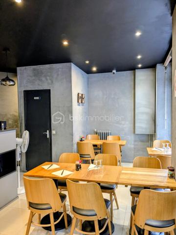 À vendre, fonds de commerce de restauration rapide idéalement situé dans le 15ᵉ arrondissement de Paris, dans un secteur dynamique bénéficiant d’une clientèle variée composée de résidents, d’étudiants, de salariés de bureaux et de commerçants.

Le local comprend une surface commerciale d’environ 28 m² en rez-de-chaussée, aménagée de manière fonctionnelle et accueillante, avec une capacité d’environ 20 places assises. Une cuisine professionnelle de 12 m² située en sous-sol complète l’ensemble et permet une exploitation optimale de l’activité.

L’établissement est vendu entièrement équipé et prêt à fonctionner dès la reprise. Le matériel comprend notamment : tables, chaises, comptoir, caisse enregistreuse, système informatique, vitrine réfrigérée, réfrigérateurs, congélateurs, cellules de refroidissement, cuiseur à riz, machine à café, matériel de cuisson, cuisine professionnelle complète, frigo à poisson, friteuses, planchas, système de vidéosurveillance et divers équipements nécessaires à l’exploitation.

Le local bénéficie d’un bail commercial 3-6-9 en cours, sécurisé jusqu’en 2031, offrant une visibilité appréciable pour le développement de l’activité.
Le loyer mensuel est de 2 145 € charges comprises.

Cette affaire convient parfaitement à de nombreux concepts sans extraction : sushi, poké, bubble tea, coffee shop, salon de thé, sandwicherie, vente à emporter, livraison à domicile ou dark kitchen.

L’environnement immédiat est particulièrement attractif grâce à la présence de nombreux logements, établissements scolaires, commerces de proximité, supermarchés et bureaux. Le secteur bénéficie d’un flux régulier de passants et d’une clientèle fidèle et diversifiée.

Le potentiel de développement est important, notamment via les plateformes de livraison telles qu’Uber Eats et Deliveroo, ainsi que par le développement du click & collect et de la vente à emporter.

Prix de cession : 105 000 € FAI. Honoraires à la charge de l’acquéreur.
Une opportunité idéale pour une première acquisition ou pour un professionnel souhaitant développer rapidement une activité dans un quartier recherché du 15ᵉ arrondissement de Paris.
Dossier complet et visites sur rendez-vous.