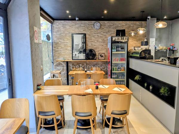 À vendre, fonds de commerce de restauration rapide idéalement situé dans le 15ᵉ arrondissement de Paris, dans un secteur dynamique bénéficiant d’une clientèle variée composée de résidents, d’étudiants, de salariés de bureaux et de commerçants.

Le local comprend une surface commerciale d’environ 28 m² en rez-de-chaussée, aménagée de manière fonctionnelle et accueillante, avec une capacité d’environ 20 places assises. Une cuisine professionnelle de 12 m² située en sous-sol complète l’ensemble et permet une exploitation optimale de l’activité.

L’établissement est vendu entièrement équipé et prêt à fonctionner dès la reprise. Le matériel comprend notamment : tables, chaises, comptoir, caisse enregistreuse, système informatique, vitrine réfrigérée, réfrigérateurs, congélateurs, cellules de refroidissement, cuiseur à riz, machine à café, matériel de cuisson, cuisine professionnelle complète, frigo à poisson, friteuses, planchas, système de vidéosurveillance et divers équipements nécessaires à l’exploitation.

Le local bénéficie d’un bail commercial 3-6-9 en cours, sécurisé jusqu’en 2031, offrant une visibilité appréciable pour le développement de l’activité.
Le loyer mensuel est de 2 145 € charges comprises.

Cette affaire convient parfaitement à de nombreux concepts sans extraction : sushi, poké, bubble tea, coffee shop, salon de thé, sandwicherie, vente à emporter, livraison à domicile ou dark kitchen.

L’environnement immédiat est particulièrement attractif grâce à la présence de nombreux logements, établissements scolaires, commerces de proximité, supermarchés et bureaux. Le secteur bénéficie d’un flux régulier de passants et d’une clientèle fidèle et diversifiée.

Le potentiel de développement est important, notamment via les plateformes de livraison telles qu’Uber Eats et Deliveroo, ainsi que par le développement du click & collect et de la vente à emporter.

Prix de cession : 105 000 € FAI. Honoraires à la charge de l’acquéreur.
Une opportunité idéale pour une première acquisition ou pour un professionnel souhaitant développer rapidement une activité dans un quartier recherché du 15ᵉ arrondissement de Paris.
Dossier complet et visites sur rendez-vous.