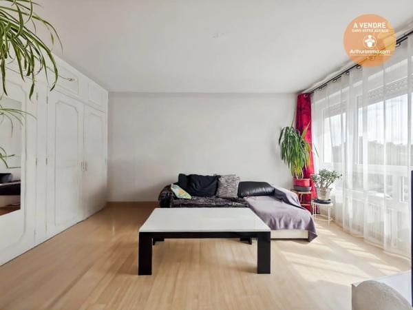 Vente                                                      Appartement
                        
                     4 pièces                      79 m2                     à Évry-Courcouronnes