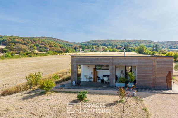 Maison en ossature bois harmonieusement intégrée à la nature
