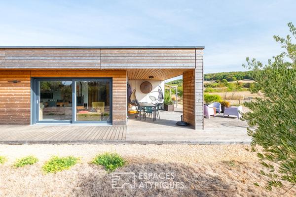 Maison en ossature bois harmonieusement intégrée à la nature