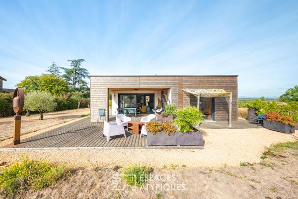 Maison en ossature bois harmonieusement intégrée à la nature