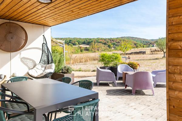 Maison en ossature bois harmonieusement intégrée à la nature