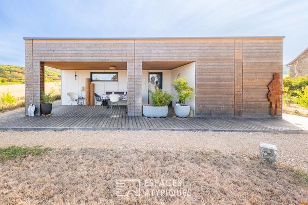 Maison en ossature bois harmonieusement intégrée à la nature