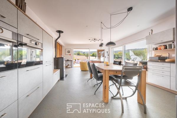 Maison en ossature bois harmonieusement intégrée à la nature