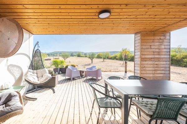 Maison en ossature bois harmonieusement intégrée à la nature
