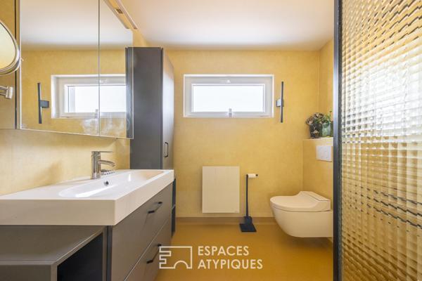 Maison en ossature bois harmonieusement intégrée à la nature