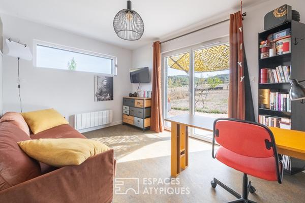 Maison en ossature bois harmonieusement intégrée à la nature