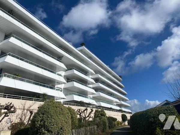 A ARCACHON - GIRONDE (33)
Superbe DUPLEX en 1ère ligne dans résidence de standing avec doubles...