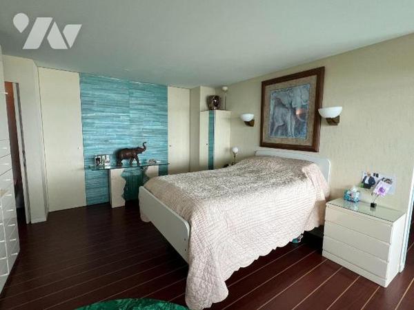 A ARCACHON - GIRONDE (33)
Superbe DUPLEX en 1ère ligne dans résidence de standing avec doubles...