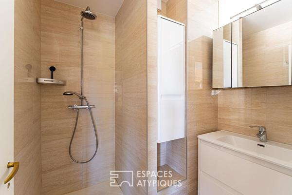 Appartement rénové en dernier étage avec toit terrasse de 85 m² à Versailles