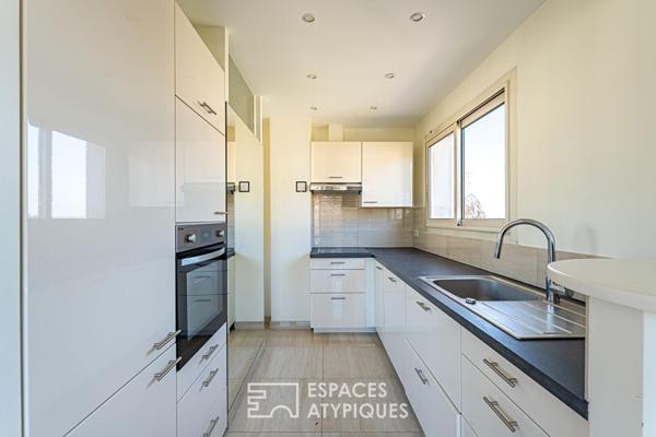 Appartement rénové en dernier étage avec toit terrasse de 85 m² à Versailles
