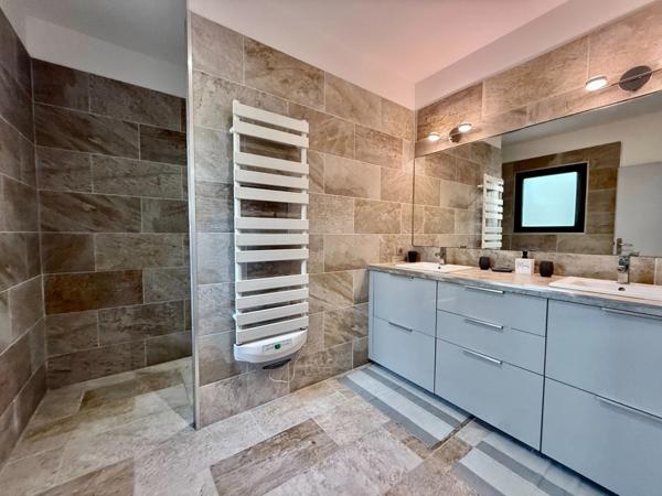 Maison individuelle avec 4 chambres à l'Isle sur La Sorgue avec piscine à deux pas du centre ville