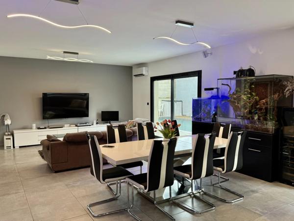 Maison individuelle avec 4 chambres à l'Isle sur La Sorgue avec piscine à deux pas du centre ville