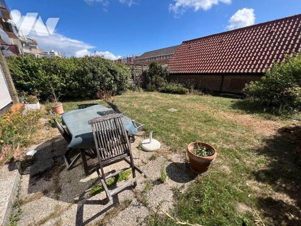 Venez découvrir ce magnifique appartement  en Duplex en rez de jardin DIGUE DE MER, garage et 2...