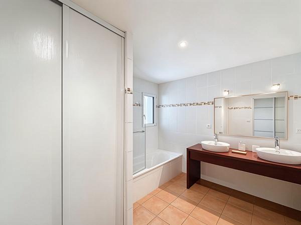 Maison d'architecte de 290m², 5 chambres et vie de plain pied. Résidence privée - Saint Caradec, Hennebont.