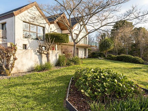 Maison d'architecte de 290m², 5 chambres et vie de plain pied. Résidence privée - Saint Caradec, Hennebont.