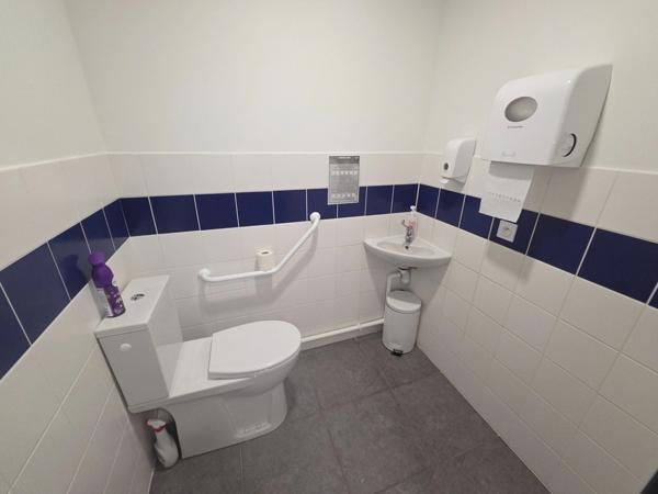 à vendre ALES (30) cabinet médical ou para-médical 96m2 actuellement kiné et 3 places de stationnement privatives.